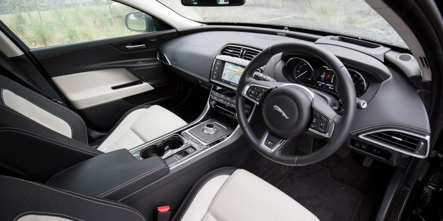 Интерьер Jaguar XE 25t R-Sport 2015 года  (AU) (фото 28 из 40)